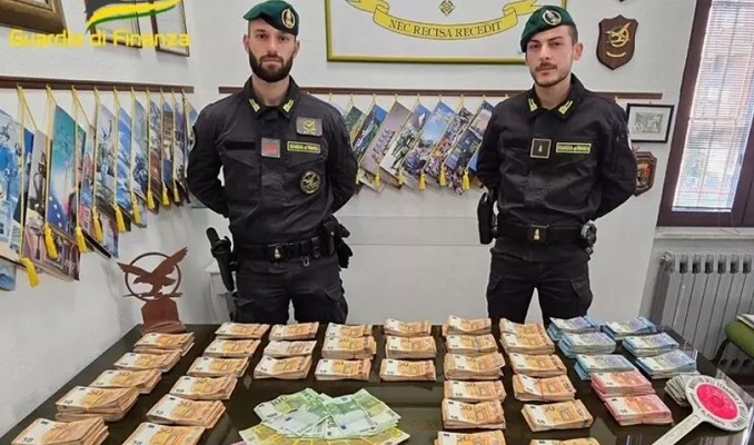 In auto con 250 mila euro nascosti in due doppifondi,i finanzieri di locri denunciano un soggetto